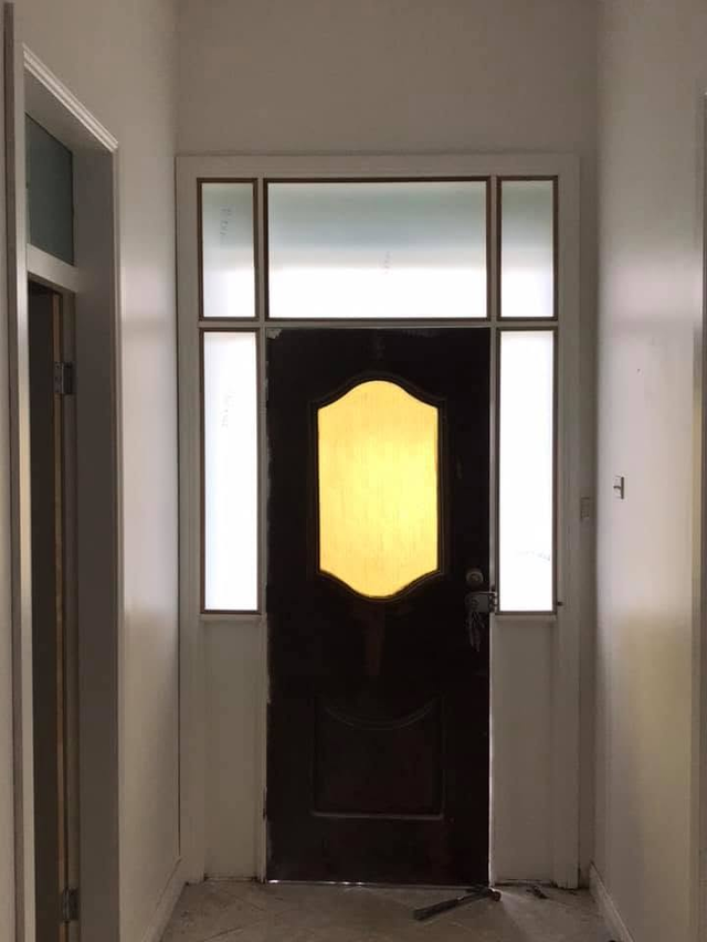 Aluminium door installation — 2