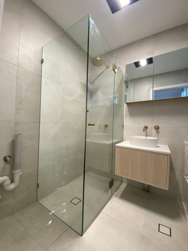 Frameless glass shower screen