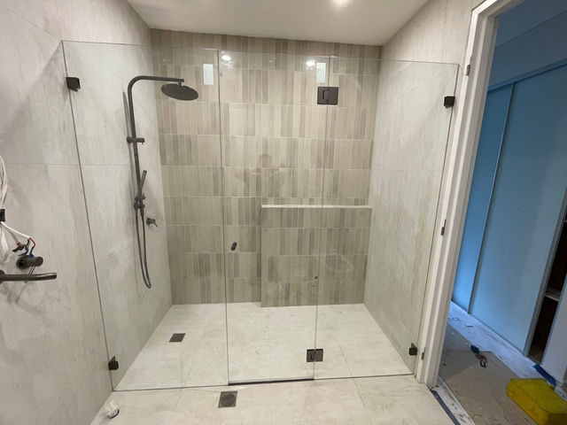 Glass shower screen — detail