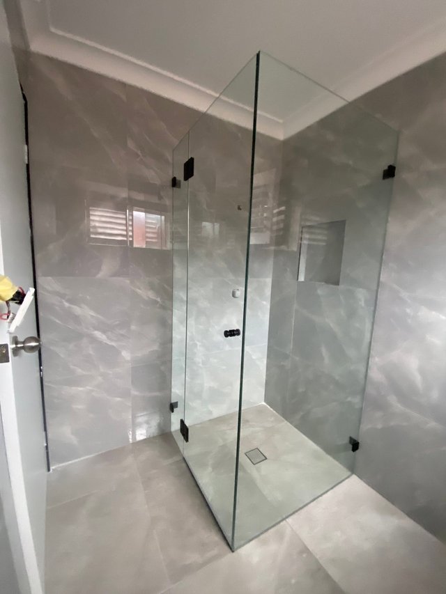 Glass shower screen